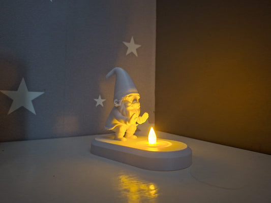 Figurină Pitic de Crăciun Imprimată 3D – Decor Luminos cu Lumânare LED Inclusă