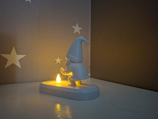 Figurină Pitic de Crăciun Imprimată 3D – Decor Luminos cu Lumânare LED Inclusă