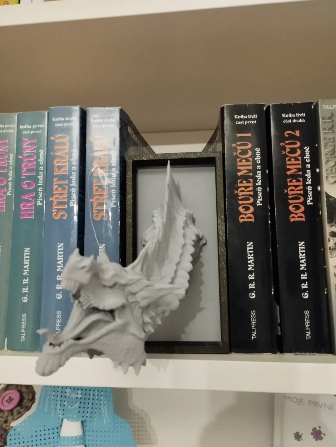 Book Nook-uri și Suporturi de Cărți 3D – Adaugă Magie Bibliotecii Tale