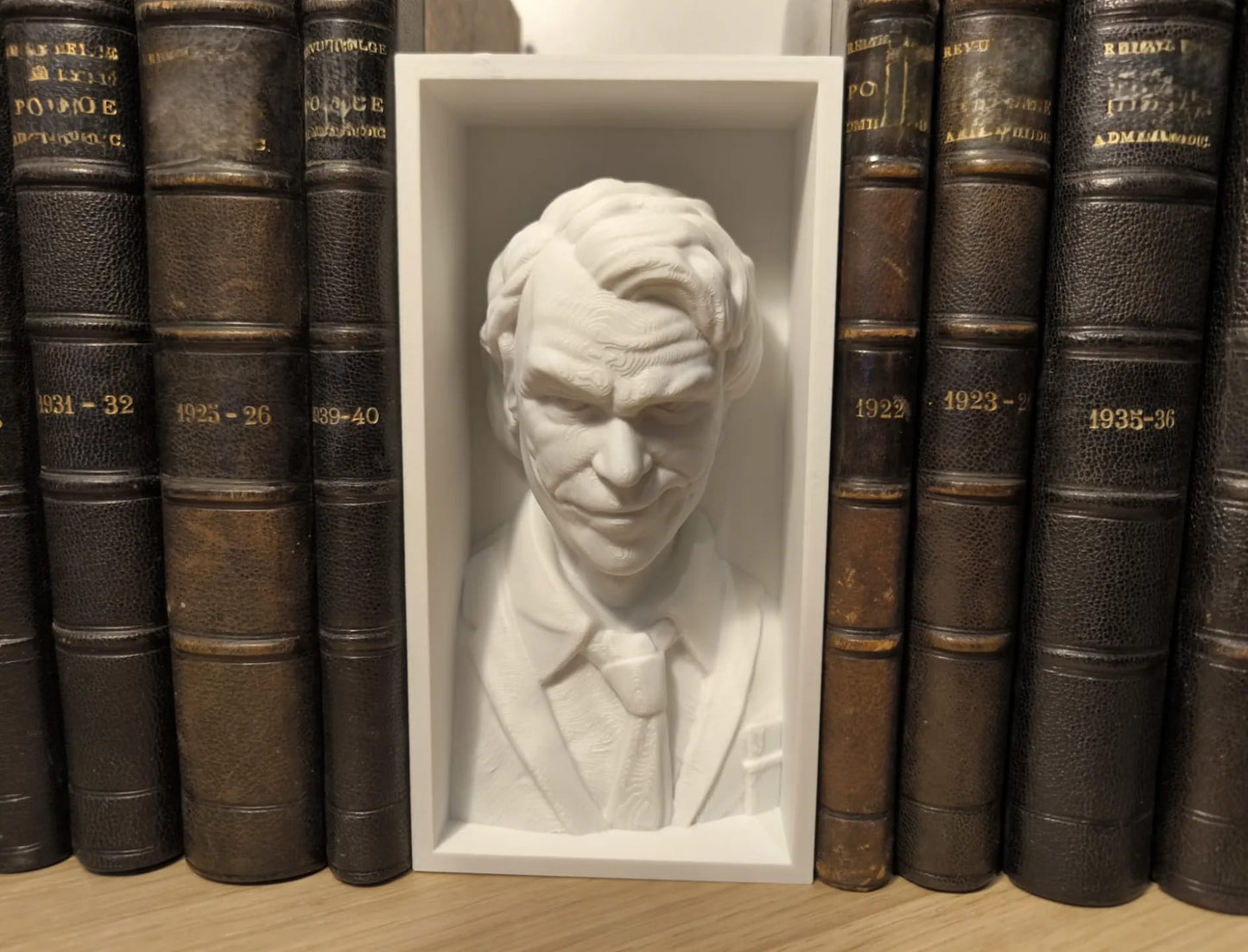 Book Nook-uri și Suporturi de Cărți 3D – Adaugă Magie Bibliotecii Tale