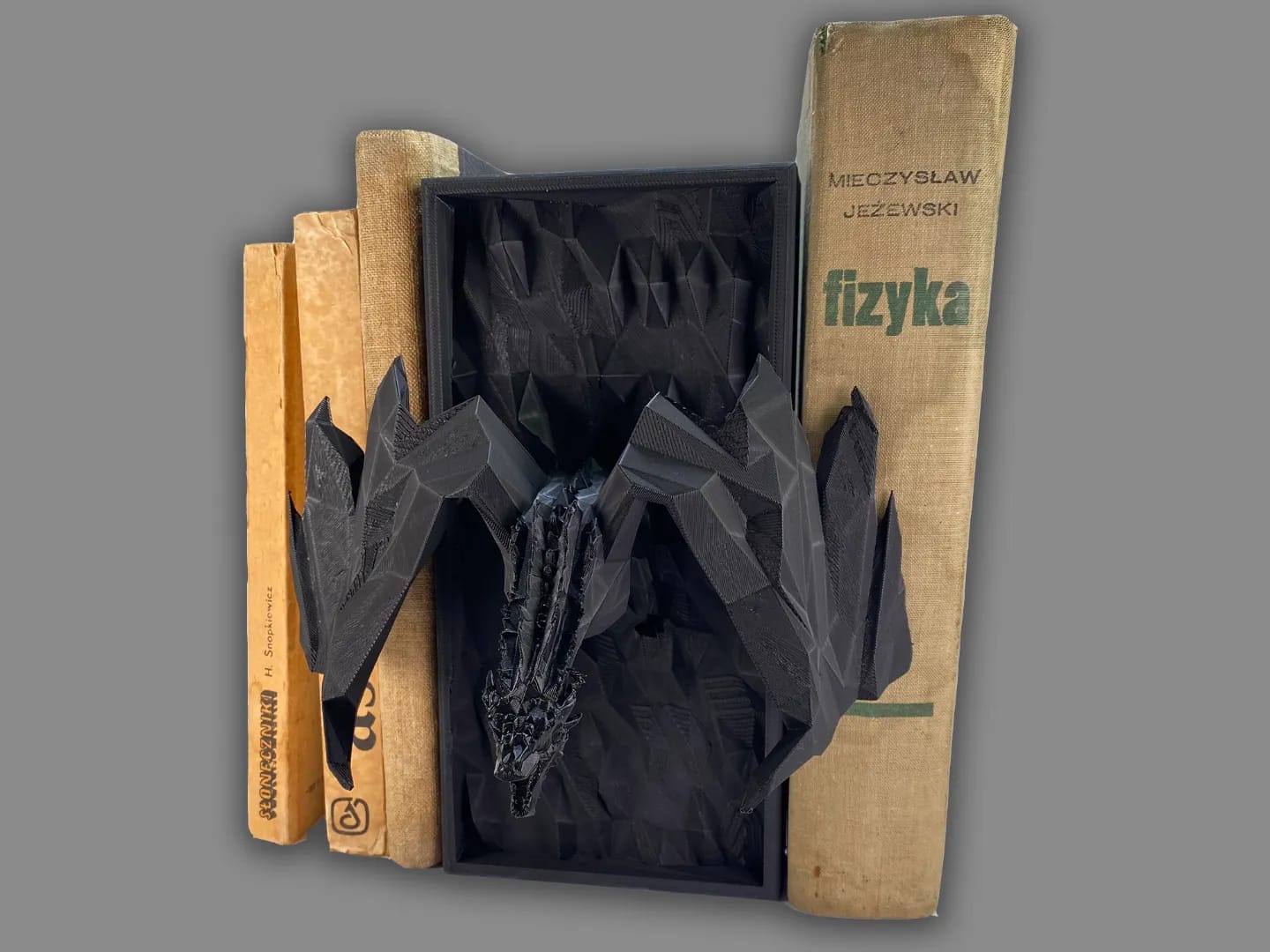 Book Nook-uri și Suporturi de Cărți 3D – Adaugă Magie Bibliotecii Tale